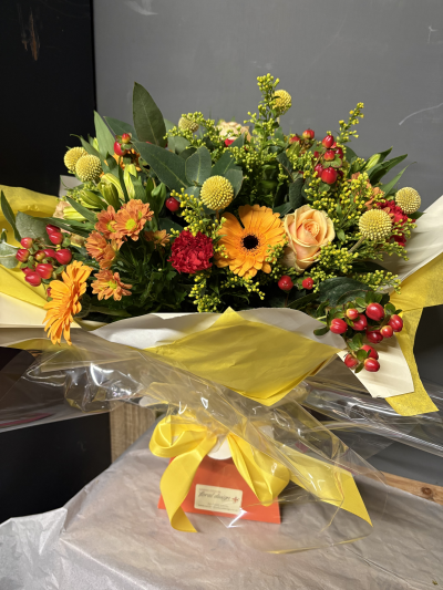 Autumnal Breeze - Autumnal colours make this a sensational hand tied bouquet any time of the year!

This is gift wrapped and arrives in a water bubble concealed in a box.